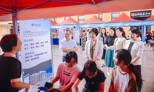 企業(yè)家進校園 引領(lǐng)成長,點亮青春 河源市舉辦 金鳳展翅 女大學(xué)生創(chuàng)業(yè)就業(yè)服務(wù)活動